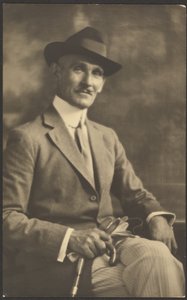 [Portræt af en mand med stok og handsker]. af Louis Fleckenstein