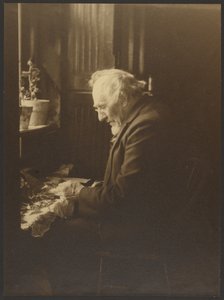 [Portræt af en mand, der arbejder ved et skrivebord].