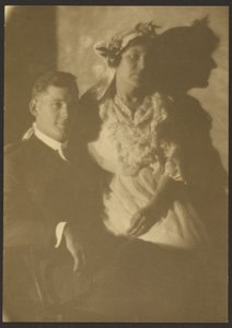 [Portræt af en mand og en kvinde med blomsterhat]. af Louis Fleckenstein