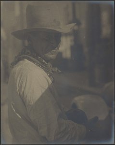 [Portræt af en mand i cowboytøj] af Louis Fleckenstein
