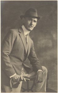 [Portræt af en mand med stok og handsker]. af Louis Fleckenstein