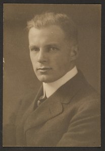 [Portræt af en mand med crew cut] af Louis Fleckenstein
