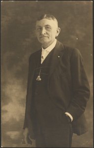 [Portræt af en mand med udsmykket urremme]. af Louis Fleckenstein