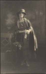 [Portræt af en kvinde, der læner sig op ad en bænk]. af Louis Fleckenstein