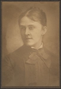 [Portræt af en kvinde i kjole med halsslips]. af Louis Fleckenstein