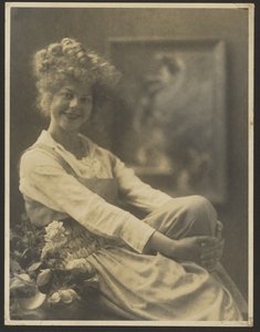 [Portræt af en kvinde i pinafore med blomster]. af Louis Fleckenstein