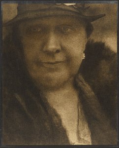 [Portræt af en kvinde med diamantørering]. af Louis Fleckenstein