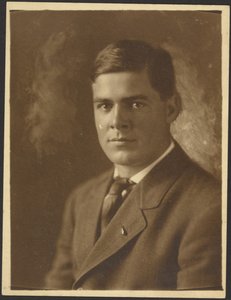 [Portræt af en ung mand med reversnål]. af Louis Fleckenstein