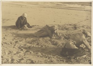 [Tre piger, der bygger sandslotte om vinteren] af Louis Fleckenstein