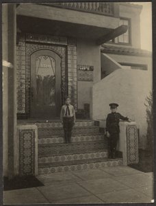 [To drenge foran Fleckensteins atelier i Long Beach]
