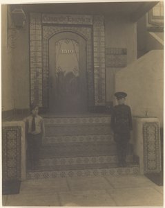 [To drenge foran Fleckensteins studie i Long Beach, CA]. af Louis Fleckenstein