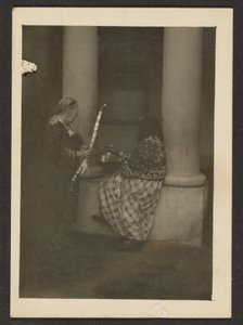 [To figurer nær søjler]. af Louis Fleckenstein