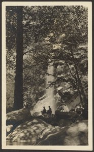 [To figurer ved et vandfald i skoven]. af Louis Fleckenstein