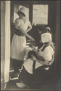 [To kvinder klædt i hollandske kostumer]. af Louis Fleckenstein