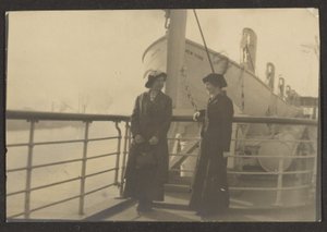 [To kvinder på en mole] af Louis Fleckenstein