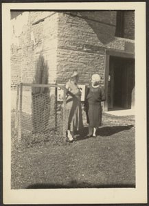 [To kvinder foran bygningen] af Louis Fleckenstein