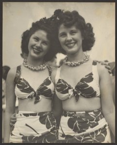 [To kvinder i badetøj] af Louis Fleckenstein