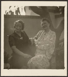 [To kvinder i haven] af Louis Fleckenstein
