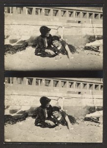 [To kvinder på stranden, genfotograferet]. af Louis Fleckenstein