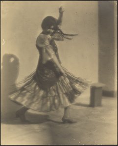 [Kvinde, der danser i spansk dragt] af Louis Fleckenstein