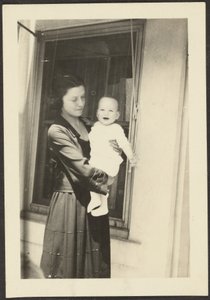[Kvinde holder smilende baby] af Louis Fleckenstein