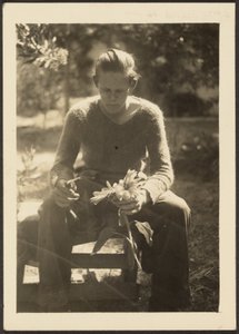 [Kvinde holder solsikker] af Louis Fleckenstein