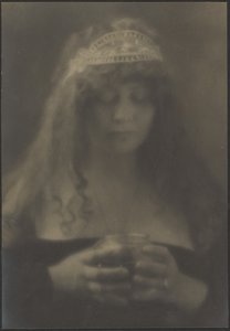 [Kvinde holder vase] af Louis Fleckenstein