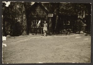 [Kvinde foran hytte] af Louis Fleckenstein