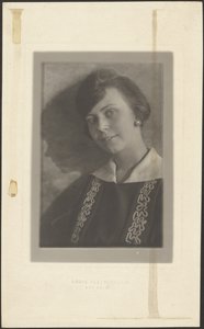 [Kvinde i kjole med kruseduller]. af Louis Fleckenstein