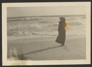 [Kvinde på stranden] af Louis Fleckenstein