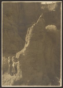 [Unge kvinder i Rocky Ravine] af Louis Fleckenstein