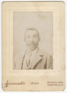 Fotografi af en mand iført en lys jakke, vest og slips, slutningen af det 19. århundrede. af Louis Janousek