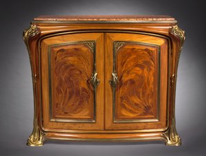 Skab, ca. 1910 (træmarquetry med metalbeslag)