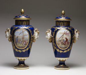Et par vaser (blødt porcelæn med maling og forgyldt)