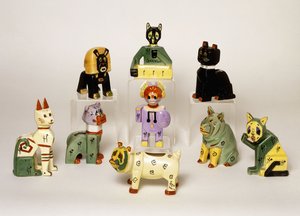 En gruppe porcelænsvaser formet som stiliserede dyr, 20. århundrede (porcelæn, emalje) af Louis Wain