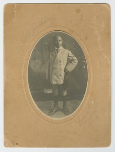 Fotografi af Lucius Harper, Jr. på vej i skole, ca. 1910. af Lucius Harper