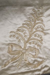 Brudekjole (detaljeret billede af aftageligt tog) af Lucy Christiana Lady Duff-Gordon