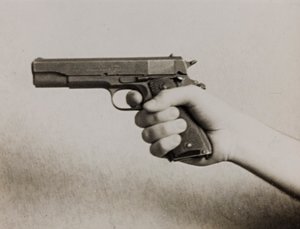 En hånd, der holder en automatisk pistol