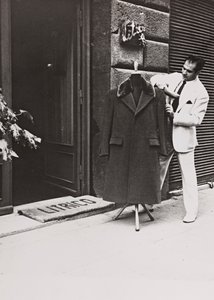 Angelo Litrico, stylist for Nikita Khrushchev såvel som for John F. Kennedy, Juan Perón, Tito og Dwight D. Eisenhower, uden for sin butik i Rom. af Luigi Leoni
