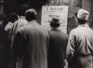 Gruppe af mennesker, der læser en plakat om superintendentens ordre til åbningen af Roms karneval af Luigi Leoni
