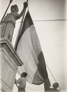 Italiensk flag hejst nær en statue