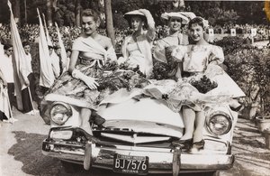 Mannequiner poserer på en bil på Piazza di Siena i Villa Borghese, Rom af Luigi Leoni