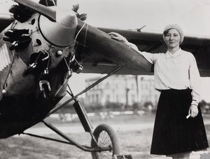 Miss Fumagalli første italienske kvinde, der fik et pilotfly, fotograferet i lufthavnen i Littorio (Rom Urbe)