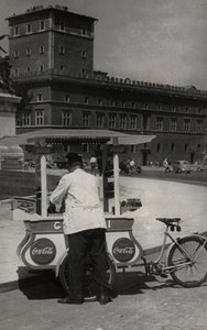 Sælger af gelato (is) på Piazza Venezia, Rom
