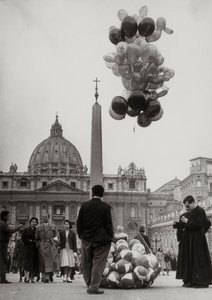 Salg af balloner foran Peterskirken i Vatikanet af Luigi Leoni