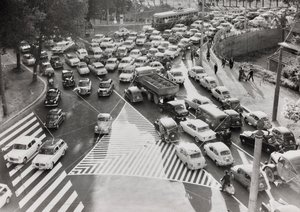 Scene af trafik på en gade i Rom