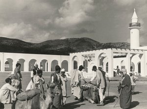 Scener af byliv i landbrugslandsbyen Muslim El Fager Al Fajr eller Dawn, Benghazi, Cyrenaica af Luigi Leoni