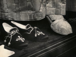 Tøfler forberedt til paven i en udstilling af liturgiske beklædningsgenstande