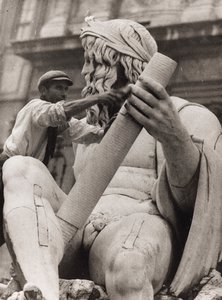 Arbejder på skulpturen af Ganges i fontænen med de fire floder på Piazza Navona i Rom af Luigi Leoni