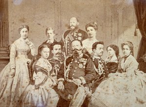 Billedet viser forskellige medlemmer af den kongelige familie i Savoyen. I midten sidder Victor Emmanuel II, Umberto I og Amedeo i fuld uniform; regentens døtre og Elisabetta af Sachsen i elegant tøj. I baggrunden, til venstre af Luigi Montabone